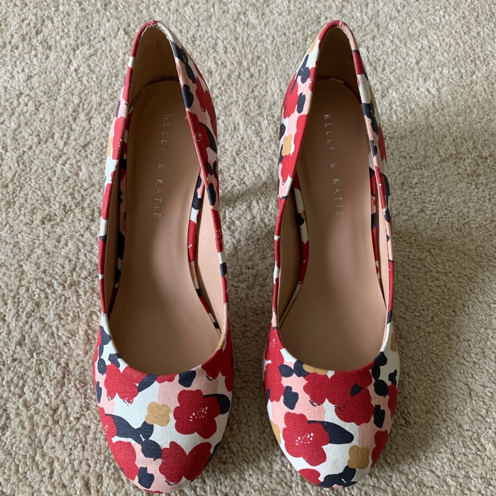 Kelly & Katie floral pump
